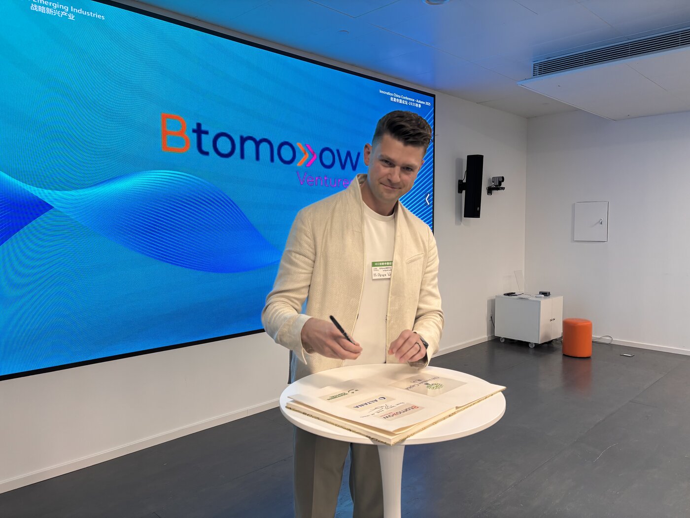 Btomorrow Ventures signing the CM Evergreen Fund LP book at the Innovation China Conference 2025