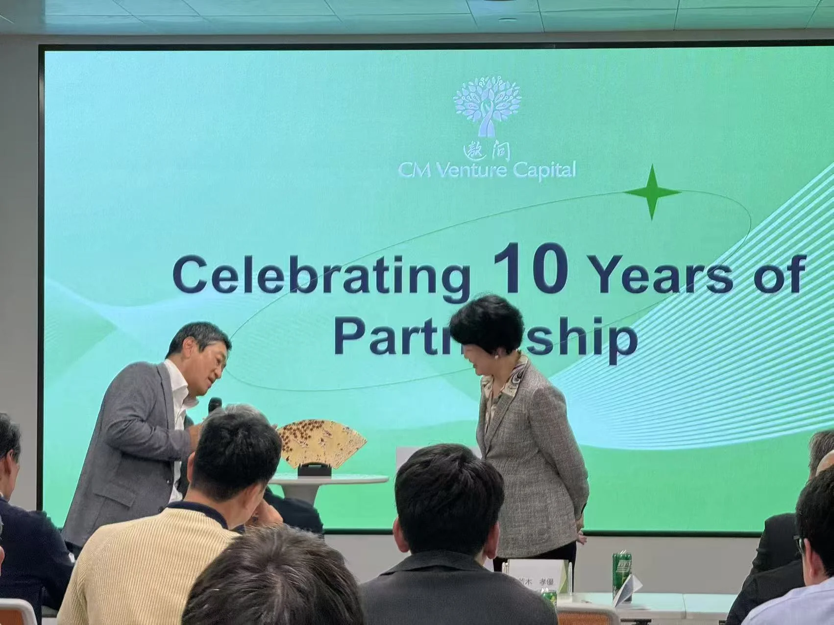 遨问创投 and Mitsubishi exchanging commemorative gifts at the October 2025 celebration