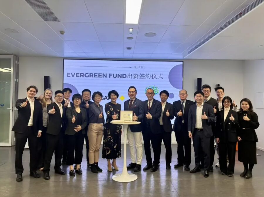 Representatives from Yokogawa Electric and CM Venture Capital celebrating together